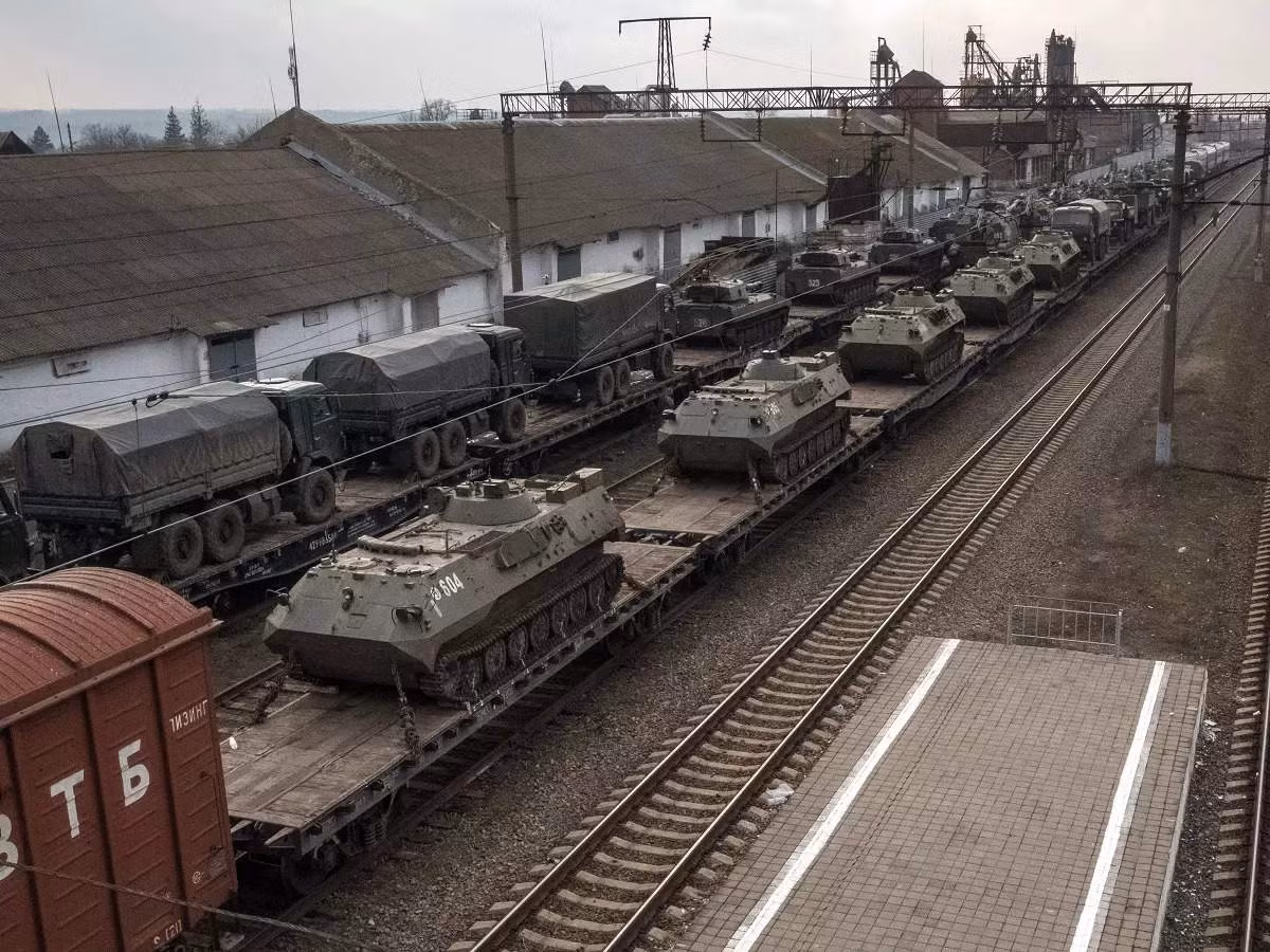 Nhưng bất kể là quân đội Nga hay quân đội Ukraine, trong khi sử dụng các loại vũ khí và công nghệ tiên tiến, họ cũng sử dụng một số lượng lớn vũ khí đã rất cũ hoặc thậm chí thô sơ. Cũng chính vì điều này mà chiến trường Ukraine ngày càng phát triển theo hướng xung đột tiêu hao.