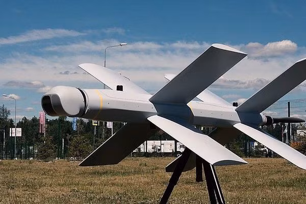 Theo bán kính tác chiến tối đa của UAV tự sát Lancet là 40 km, thì trạm chuyển tiếp liên lạc cho UAV TB2 vừa bị phá hủy, đã được Quân đội Ukraine triển khai không xa chiến tuyến. 