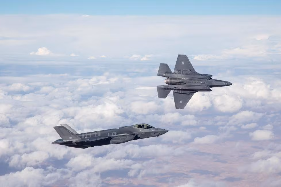 Hiện nay phi đội tiêm kích F-35 với số lượng ngày càng đông đảo của Israel, sẽ đóng vai trò chủ công trong các tình huống tiến công vào lãnh thổ Iran; do máy bay này có tính năng tàng hình, nên có khả năng xâm nhập sâu vào không phận Iran.