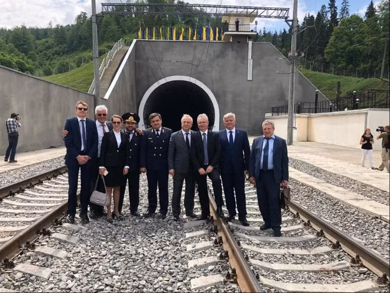 Đường hầm Beskydy là đường hầm dài thứ hai ở Ukraine và tuyến đường sắt này có vai trò quan trọng trong vận tải của Ukraine hiện nay. Công suất của nó là hơn một trăm chuyến tàu mỗi ngày. Việc phá hủy hầm đường sắt Beskydy, sẽ làm phức tạp đáng kể công tác vận chuyển hậu cần tất cả các loại hàng hóa, bao gồm cả hàng quân sự, từ châu Âu đến Ukraine. 