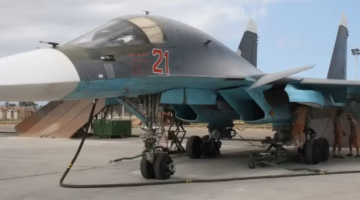 Các thông số kỹ thuật của Su-34 nêu bật cả điểm mạnh và điểm yếu của nó. Với chiều dài khoảng 22 mét và sải cánh 14,7 mét, máy bay này được trang bị hai động cơ phản lực cánh quạt AL-31F, tạo ra lực đẩy khoảng 12.500 kgf mỗi động cơ. Su-34 tự hào có hệ thống điều khiển bay tiên tiến, bao gồm công nghệ fly-by-wire (bay bằng phần mềm), giúp tăng cường khả năng cơ động. 