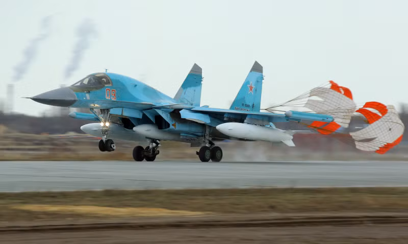 Bộ cảm biến của Su-34 bao gồm radar Phazotron N035 Irbis-E, có khả năng phát hiện mục tiêu cùng lúc cả mặt đất và trên không. Tuy nhiên khả năng theo dõi mục tiêu mặt đất của radar N035 Irbis-E được cho không được tốt, nhất là trong môi trường chiến đấu phức tạp, khi đối phương làm tốt công tác ngụy trang.