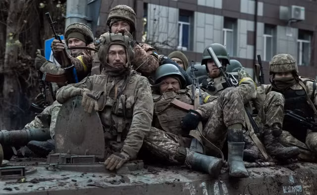 Các vụ ném bom quy mô lớn của quân đội Nga đã gây thiệt hại lớn cho quân đội Ukraine. Hiện lực lượng Quân đội Ukraine chủ lực đảm nhiệm phòng ngự tại Bakhmut bao gồm Lữ đoàn cơ giới 93 và Lữ đoàn bộ binh cơ giới 58.