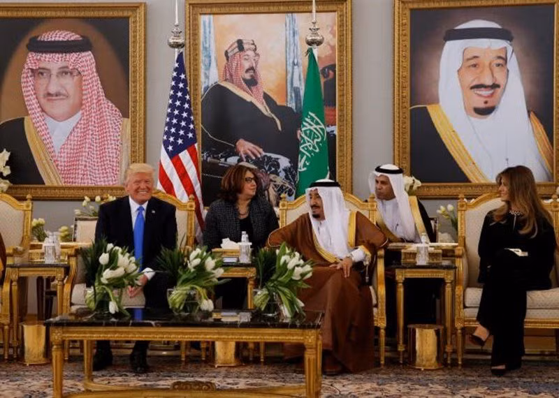 Khi Donald Trump trở thành tổng thống, chuyến xuất ngoại lần đầu trên cương vị Tổng thống Mỹ của Trump không phải là châu Âu hay Canada, mà đến Ả Rập Xê-út; và đây cũng là “sự đặc biệt” đầu tiên của một Tổng thống Mỹ.