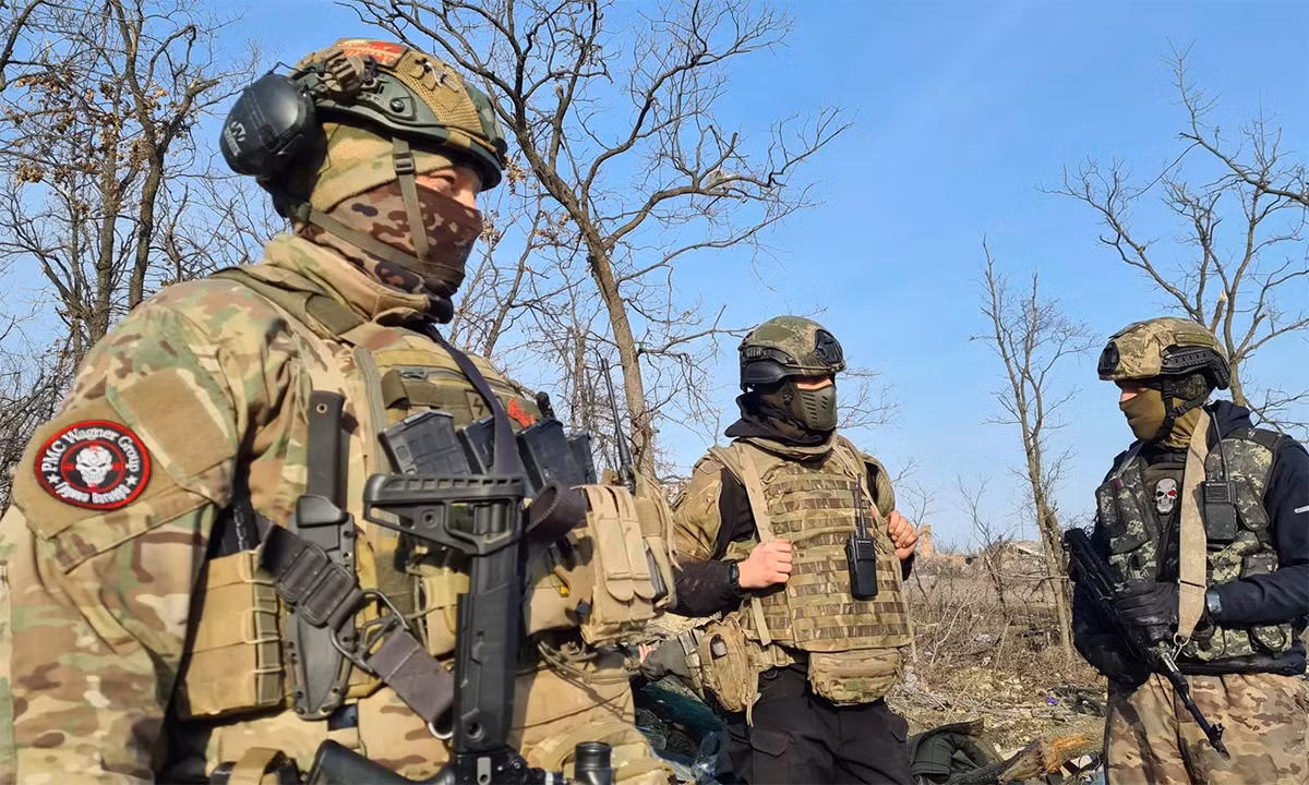 Quân đội Nga đang “ngồi xem” lính đánh thuê Wagner chiến đấu với quân Ukraine. Đương nhiên việc này khả năng không phải cố ý, có thể là do việc Quân đội Nga và lính đánh thuê Wagner phối hợp chiến đấu chưa thực sự ăn khớp. 