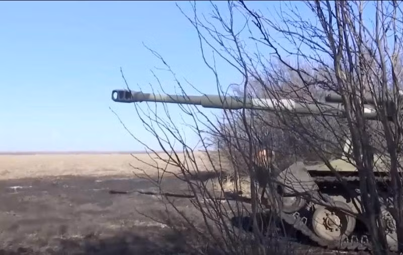 Để rút lui qua bãi mìn, bộ binh Ukraine bố trí hình thành "đội hình hàng dọc", nhưng đây là cơ hội tuyệt vời để pháo binh Nga bắn tỉa bộ binh Ukraine. Nhiều quả đạn pháo có sức sát thương cao đã tàn sát quân Ukraine rút lui, cũng như quân tiếp viện; khiến hàng trăm người thương vong trên các cánh đồng trống.