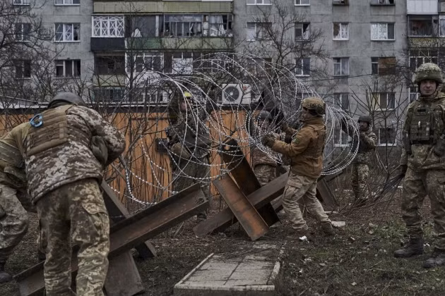 Sau khi để mất Soledar, cửa ngõ quan trọng vào Bakhmut, Quân đội Ukraine càng trở nên bị động ở Bakhmut. Đường tiếp tế của Quân đội Ukraine đã bị Quân đội Nga cắt đứt, việc thiếu đạn dược, vũ khí và quân số đã khiến Quân đội Ukraine gặp khó khăn nghiêm trọng. 