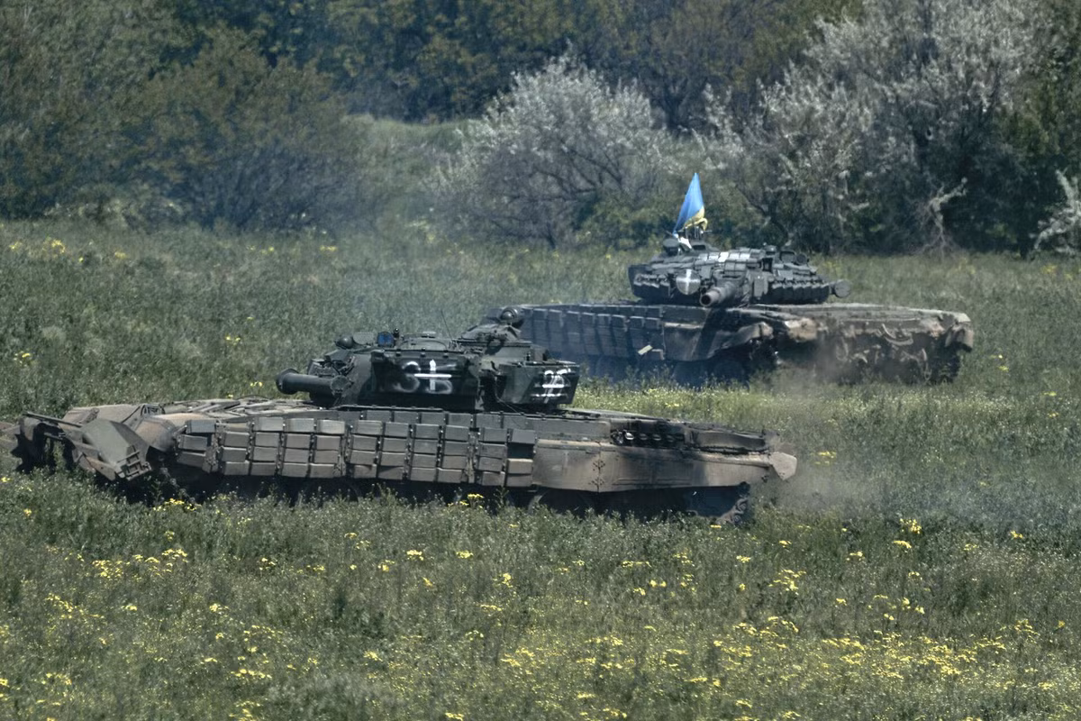 Ukraine đã trở thành nghĩa địa của xe tăng từ Liên Xô, Mỹ, Nga và phương Tây... Bất chấp thiết kế và công nghệ tiên tiến, những chiếc xe tăng hiện đại nhất của phương Tây vẫn phải chịu chung số phận như nhiều chiếc xe tăng khác trước đó và phải khuất phục trước thực tế khắc nghiệt của chiến trường. (Nguồn ảnh: Bulgarian Military, Topwar, CNN, TASS).
