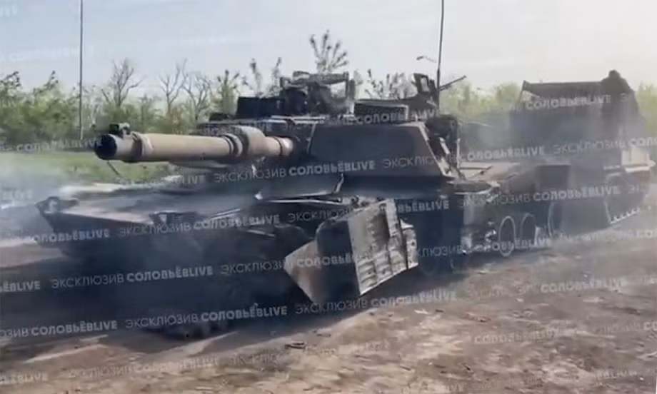 Một thành viên của kíp lái đang huấn luyện tăng Abrams ở Đức, có biệt danh là Dnipro chỉ ra rằng, tăng Abrams là “mục tiêu số một” trên chiến trường. Anh ta nói thêm, “không có các biện pháp phòng thủ chắc chắn, kíp lái tăng sẽ không thể sống sót trên chiến trường”. Những chia sẻ này nhấn mạnh về điểm yếu của xe tăng Abrams và nguy cơ cao đối với những người lính sử dụng chúng. 