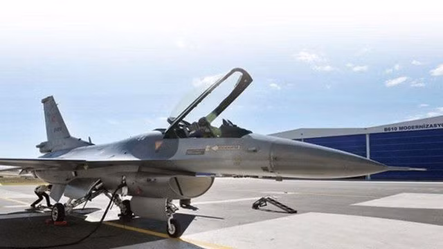Vẫn chưa rõ quốc gia nào sẽ cung cấp cho Ukraine bao nhiêu máy bay; nhưng logic rất đơn giản: 20 chiếc F-16 sẽ có giá 4 tỷ USD, 30 chiếc F-16 sẽ có giá 6 tỷ USD, v.v.. Vì chỉ riêng Mỹ và các nước châu Âu đã chiếm 90% viện trợ của Ukraine, dự kiến các nước này sẽ cung cấp kinh phí. Nhưng câu hỏi là “Ai sẽ trả tiền”? Ảnh: BI. 