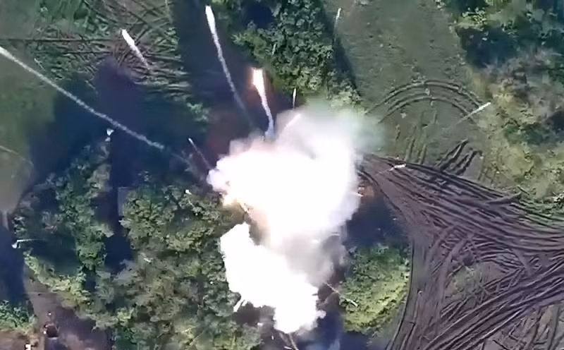 UAV tự sát Lancet xuyên thủng lưới bảo vệ hệ thống phòng không Buk UAV tu sat Lancet xuyen thung luoi bao ve he thong phong khong Buk
