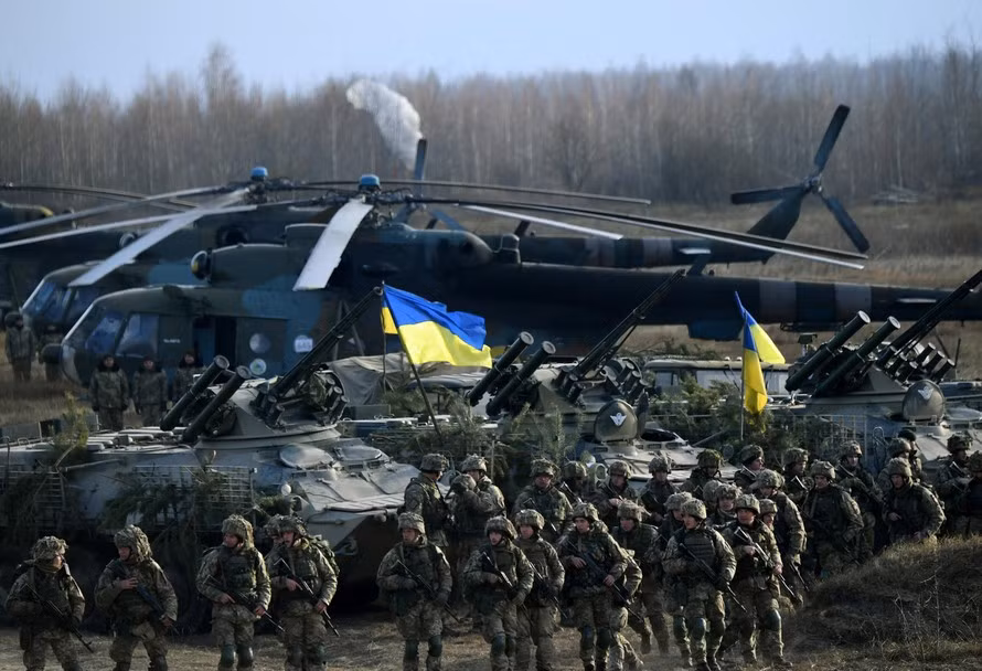 Từ 6 nhà máy lọc dầu lớn mà Ukraine thừa kế được từ thời Liên Xô, hiện nay nước ngày nay chỉ còn lại đúng một nhà máy. Năm 2020, các nhà sản xuất xăng dầu của Ukraine chỉ đảm bảo được 49% lượng xăng tiêu thụ, 15% lượng nhiên liệu diesel và 20% khí hóa lỏng (LPG).