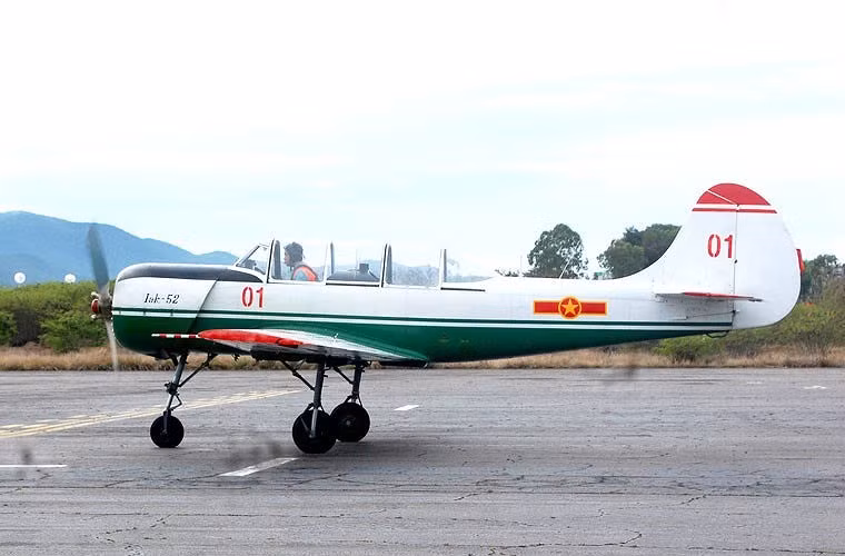 Hiện nay máy bay huấn luyện sơ cấp của Việt Nam là loại Yak-52, còn loại máy bay huấn luyện trung cấp là máy bay phản lực L-39 Albatros, đây là dòng máy bay huấn luyện đa tính năng được phát triển tại Tiệp Khắc (nay là Cộng hòa Czech).