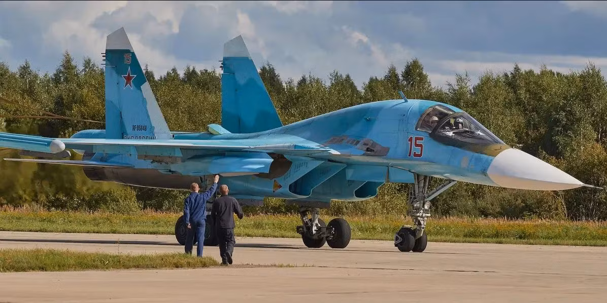 UCA cũng cho biết thêm: "Su-34M có tầm hoạt động lớn hơn, cho phép nó sử dụng các loại vũ khí phóng từ trên không tiên tiến, tăng phạm vi tấn công các mục tiêu trên bộ và trên biển; đồng thời tăng độ chính xác của các đợt ném bom”. Ảnh: Forces.