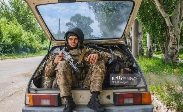 Đồng thời theo các chỉ huy chiến trường Ukraine, mệnh lệnh cấp trên của họ đưa ra hoàn toàn quan liêu, không bám sát thực tiễn chiến trường, đối với các đơn vị của Quân đội Ukraine, đang rút lui khỏi thành phố Severodonetsk.