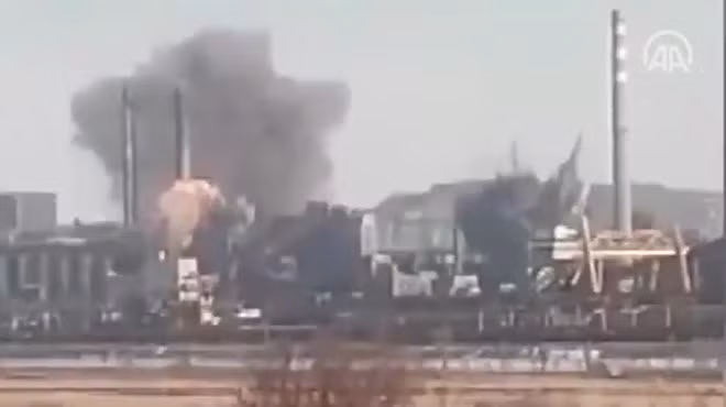 Theo thông tin của lực lượng dân quân Donetsk, binh lính Ukraine và chiến binh Tiểu đoàn Azov, đang có những thay đổi về chiến thuật, thủ đoạn, nhằm thoát khỏi vòng vây của quân Nga và dân quân Donetsk tại Nhà máy thép Azovstal.