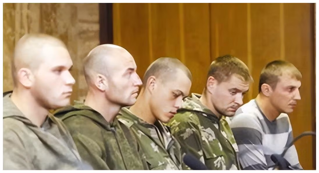 Một người lính Ukraine bị Quân đội Nga bắt từng nói: “Ngày nào tôi cũng mong các bạn đến và bắt tôi, vì tôi không thể trốn thoát, và tôi không muốn chiến đấu”; đây là hoàn cảnh khó khăn của nhiều binh lính mà Quân đội Ukraine phải đối mặt.