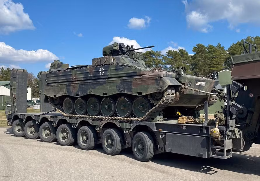 Ngoài ra, Quân đội Ukraine gần đây đã nhận được hàng trăm phương tiện cơ giới do phương Tây cung cấp, trong đó có 221 xe bọc thép Stryker, 170 xe bọc thép Pbv 302, 128 xe bọc thép chở quân VAB, 20 xe tăng Leopard 2A4, 10 pháo tự hành 2S1 Gvozdika, cũng như rất nhiều loại xe bọc thép khác… 