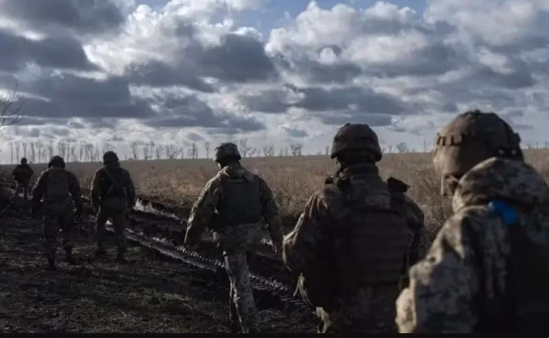 Bộ chỉ huy cấp cao Quân đội Ukraine phủ nhận việc rút lui của họ khỏi Avdiivka là “hỗn loạn”; đồng thời Tổng thống Zelensky cũng ca ngợi cuộc rút lui vì đã "cứu sống binh lính" và ông biểu dương lực lượng phòng thủ ở Avdiivka đã “hoàn thành tốt nhiệm vụ”, không quên gửi lời cảm ơn họ.