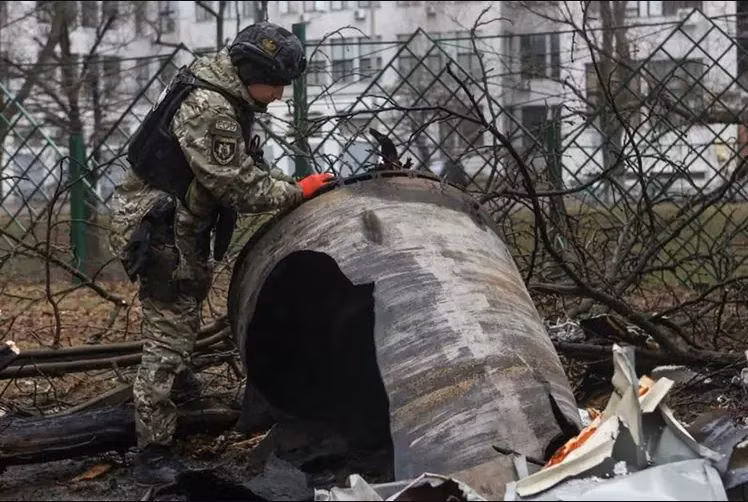 Kể từ khi Quân đội Ukraine rút khỏi thành phố Avdiivka, đã có những phát hiện đáng ngạc nhiên trên chiến trường Ukraine. Theo kiểm tra của một tổ chức Anh, một số tên lửa do Quân đội Nga phóng tới Ukraine có chứa một số lượng lớn các linh kiện được sản xuất tại Mỹ. 