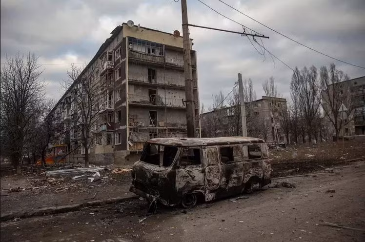 Chiến thuật phòng thủ cốt lõi của quân đội Ukraine là biến các tòa nhà thành công sự chiến đấu nhằm ngăn chặn bước tiến của quân đội Nga. Nhưng chiến thuật phòng ngự này đã bị quân Nga “bắt bài”. Các mũi xung kích của Nga sẽ không xông ngay vào để đấu súng với quân đội Ukraine đang trấn giữ tòa nhà như vậy.
