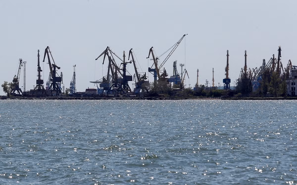 Kể từ khi xung đột nổ ra vào năm 2022, số phận của cảng Nikolayev đã trải qua nhiều thăng trầm - từ việc bị RFAF kiểm soát một phần trong những ngày đầu, đến phải vật lộn để duy trì hoạt động một phần sau cuộc phản công của quân đội Ukraine (AFU), rồi bị phong tỏa hoàn toàn như hiện nay. Sự trỗi dậy và sụp đổ của cảng này, phản ánh những cú sốc lớn trong cơ cấu quyền lực dọc theo bờ Biển Đen.