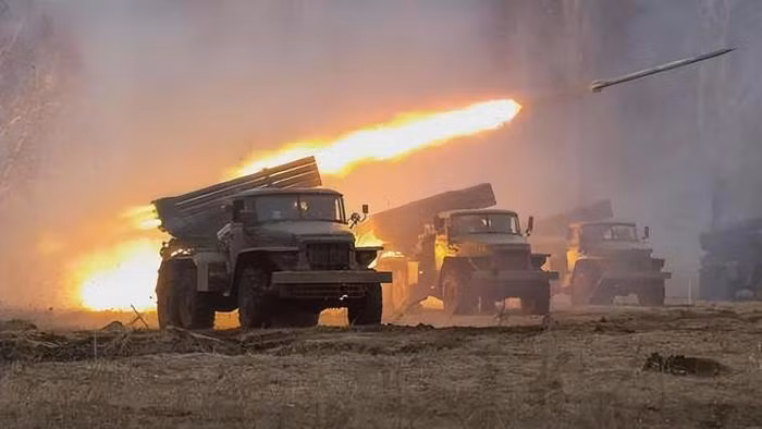 Cùng lúc đó, pháo binh và Không quân Nga liên tục bắn phá các vị trí của Quân đội Ukraine. Hành động này không chỉ phá hủy hệ thống công sự, trận địa, mà còn ảnh hưởng nghiêm trọng đến tinh thần chiến đấu của Quân đội Ukraine. Dưới áp lực tấn công liên tục, các vết nứt bắt đầu xuất hiện trong tuyến phòng ngự, khiến hàng loạt sai lầm và thất bại khó tránh khỏi.