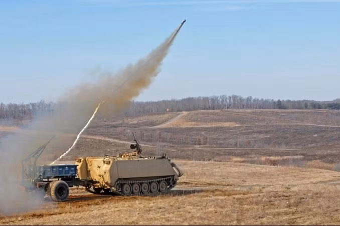Một quan chức cấp cao của Ukraine, phát biểu với điều kiện giấu tên, cho biết, Ukraine đã nhận được ít hơn 15% thiết bị rà phá bom mìn mà nước này yêu cầu từ phương Tây. Có thông tin cho rằng, Ukraine đang sử dụng hệ thống rà phá bom mìn M58 (MICLIC) do Mỹ cung cấp; nhưng do bị tên lửa hoặc pháo binh Nga tấn công liên tục, nên tỷ lệ tổn thất thiết bị rà phá bom mìn cũng rất cao. Ảnh: Forxt. 