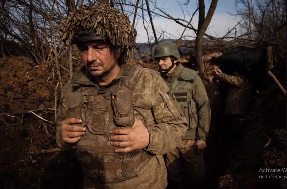 "Khi tình hình ngày càng trở nên tồi tệ, các nhà phân tích quân sự ở Ukraine và những nơi khác lo ngại rằng, giới lãnh đạo sẽ lặp lại những sai lầm mà Ukraine đã mắc phải trong quá khứ, khi cố bám víu cho đến khi rõ ràng là hy vọng đã mất và không cần phải lãng phí quân số và vũ khí nữa - ví dụ như Bakhmut”; NTY viết.