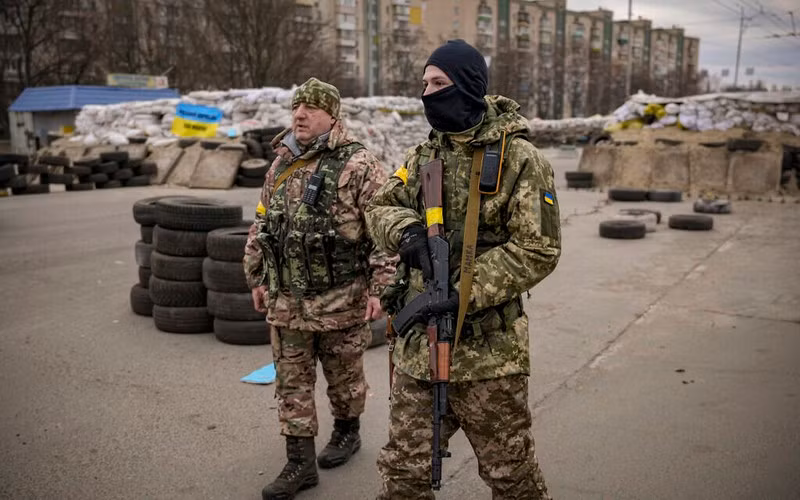 Mariupol là thành phố lớn thứ hai ở tỉnh Donbass (sau Donetsk). Đây là một cảng chiến lược quan trọng trên Biển Azov, vẫn nằm trong sự kiểm soát của Quân đội Ukraine. Có rất nhiều thiết bị quân sự trong thành phố, cũng như lính tình nguyện và các đơn vị dân quân của Tiểu đoàn Azov mang tư tưởng cực hữu.
