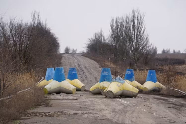 Ngoài ra, Mariupol còn là một trong những biểu tượng về đời sống kinh tế của Ukraine, nơi tập trung một phần đáng kể tài sản của nhà tài phiệt giàu nhất Rinat Akhmetov. Ở Biển Azov, Ukraine chỉ có một cảng nước sâu, đó chính là ở khu vực Mariupol.