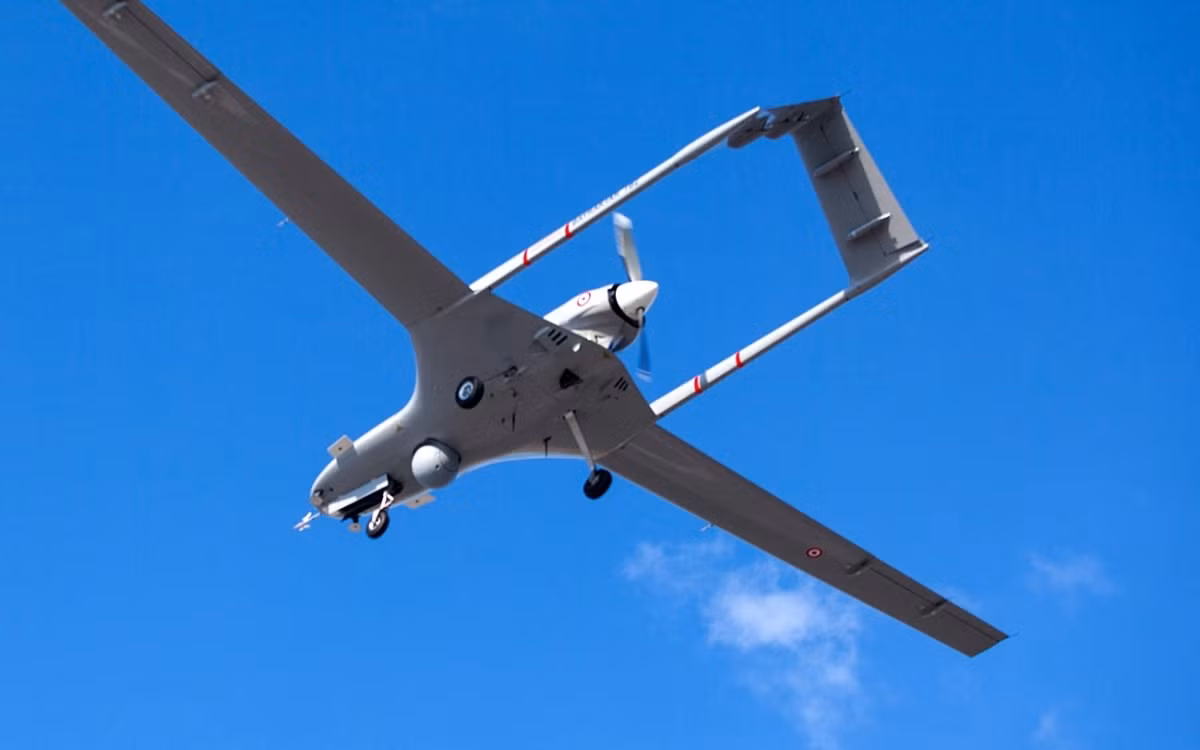 Ngoài ra, nhiều UAV được làm bằng vật liệu tổng hợp (composite), do vậy đặc tính hồng ngoại nhỏ hơn. Do đó, radar của các hệ thống tên lửa phòng không và radar bán chủ động của đầu đạn tên lửa, khó có thể phát hiện và sàng lọc ra các mục tiêu lộn xộn và tiêu diệt các mục tiêu đó. 