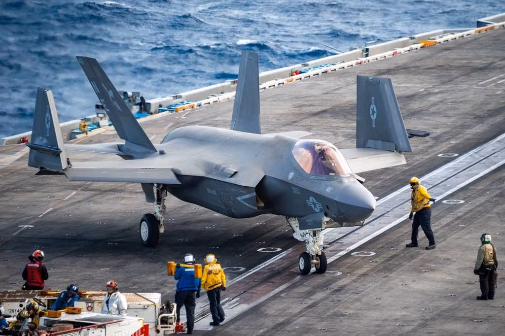 Hải quân Italy cũng bắt đầu thử nghiệm F-35B cất hạ cánh thẳng đứng trên hàng không mẫu hạm Cavour của Hải quân nước này vào tháng 11/2021. Do Israel và Italy đã và đang sử dụng F-35, các quốc gia Địa Trung Hải khác có khả năng sẽ tham gia chương trình và F-35, dự kiến sẽ trở thành máy bay chiến đấu chính ở Địa Trung Hải trong tương lai gần.
