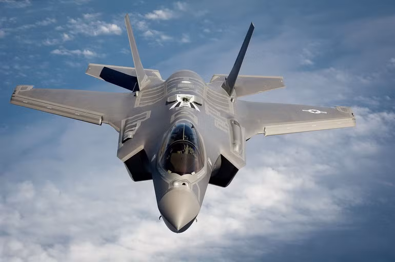 Ngoài ra, F-35 còn vượt trội hơn bất kỳ loại máy bay chiến đấu nào trước đây ở khả năng phát hiện, gây nhiễu và chế áp radar của đối phương. Khả năng này có thể vẫn chưa được nhiều người hiểu, vì phần lớn công nghệ mà F-35 sử dụng để thực hiện các nhiệm vụ thu thập thông tin tình báo và trinh sát.