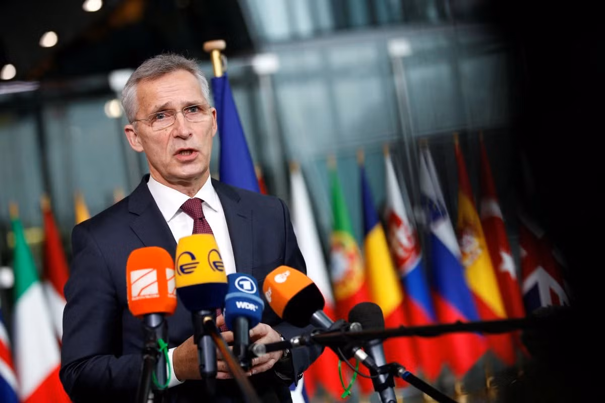Ông Stoltenberg cũng nói rằng, thách thức của Nga đối với các nguyên tắc cơ bản của an ninh châu Âu đã trở thành “bình thường mới” và các thành viên NATO “quyết định xây dựng các kế hoạch nhằm tăng cường hơn nữa khả năng răn đe và phòng thủ của NATO, bao gồm cả việc thành lập các lực lượng tác chiến mới ở Trung, Đông và Đông Nam Âu”.