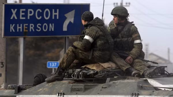 Tại làng Krynki ở Kherson, vào ngày 20/5, nhiều nguồn tin quân sự đưa tin rằng, quân Ukraine cuối cùng đã bị đẩy lùi khỏi đầu cầu của họ ở làng Krinky, bờ nam sông Dnieper. Sư đoàn Dù số 76 của Nga đã tiêu diệt hoàn toàn quân Ukraine ở Krynki và ngôi làng cuối cùng đã trở lại quyền kiểm soát của Quân đội Nga. Hiện tại quân Ukraine không còn có thể đưa quân và các vật tư cần thiết cũng qua sông Dnieper.