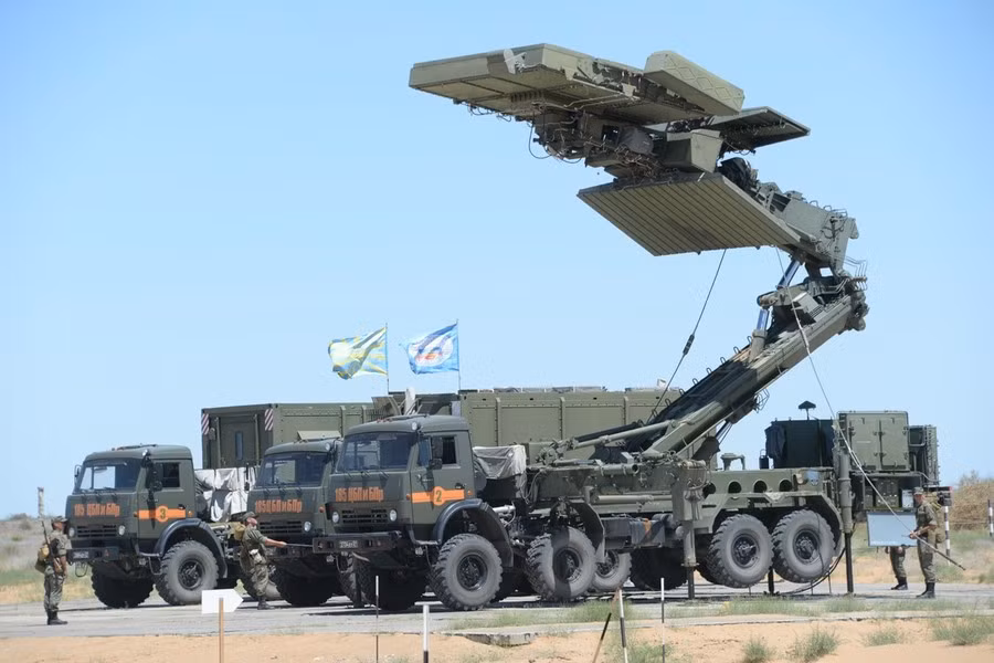 Radar Podlet làm việc trong dải tần số bước sóng centimet, có thể phát hiện đồng thời tới 200 mục tiêu, cự ly phát hiện mục tiêu từ 10 đến 200 km, có thể mở rộng lên 300 km ở chế độ mở rộng. Radar có thể xác định mục tiêu ở độ cao tối đa 10 km và cung cấp phạm vi bao phủ 360 độ.