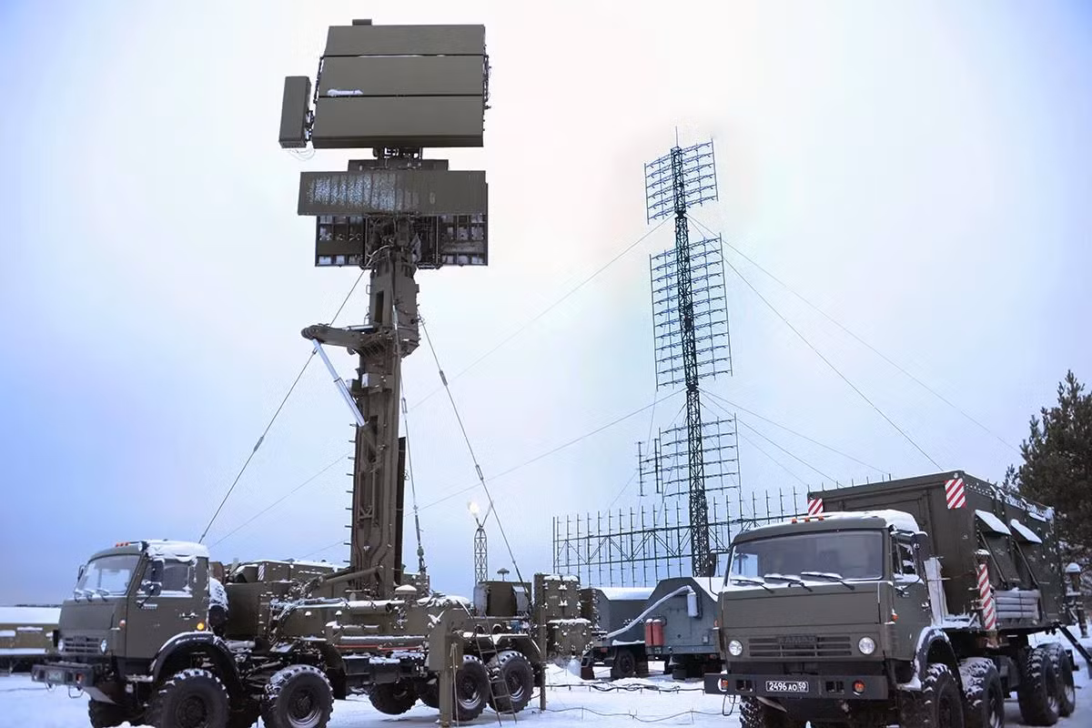 Radar Podlet trị giá 5 triệu USD, là một trong những thành phần cốt lõi của hệ thống phòng không S-400 và chủ yếu được sử dụng để phát hiện các mục tiêu trên không ở độ cao thấp và cực thấp trong môi trường nhiễu phức tạp.
