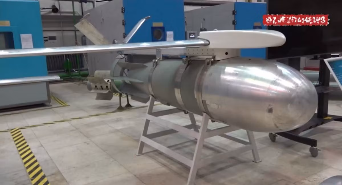 Lực lượng phòng không Ukraine có thể đánh chặn tên lửa của Nga, kể cả tên lửa siêu thanh, nhưng với một loại mục tiêu bay, mà phòng không Ukraine đành “bó tay”, đó chính là bom lượn có điều khiển, được Nga cải tiến từ bom thường FAB, gắn thêm mô-đun cánh lượn UMPK.