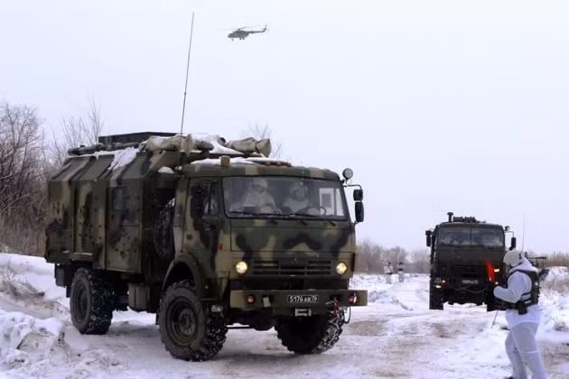 Trước nguy cơ Quân đội Ukraine sẽ mở cuộc tấn công vào các nước cộng hòa tự xưng Donetsk và Luhansk, nơi có nhiều công dân Nga sinh sống; Quân đội Nga đã triển khai cả một tiểu đoàn tác chiến điện tử tại khu vực Belgorod, giáp biên giới Ukraine.