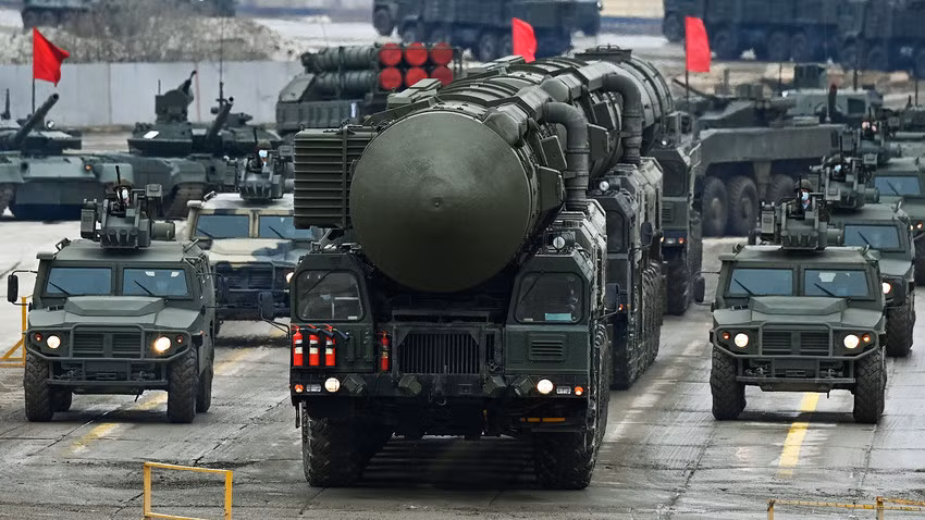 Với 8 cụm lực lượng đa quốc gia của NATO và các đồng minh, cùng hàng trăm nghìn quân đang ở trạng thái sẵn sàng chiến đấu cấp một và 5 nhóm tấn công tàu sân bay đang ở Địa Trung Hải và Bắc Âu. Nhưng các lực lượng này cũng không thể làm gì được Nga, do sợ hãi trước đòn răn đe hạt nhân của Nga.