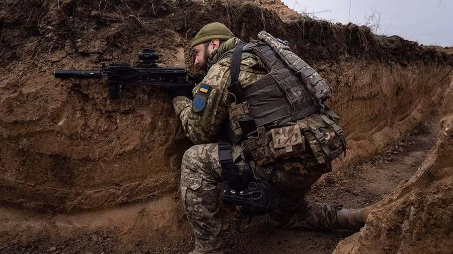 Lý do là hầu hết quân đội Ukraine là lính nghĩa vụ trong độ tuổi từ 30 đến 50, có ít kinh nghiệm quân sự. Họ là những người bình thường, hàng ngày họ đi làm, về nhà, nấu ăn, uống gì đó rồi đi ngủ…; nên họ hoàn toàn không hiểu kiến thức bảo trì và sửa chữa phức tạp của súng ống.