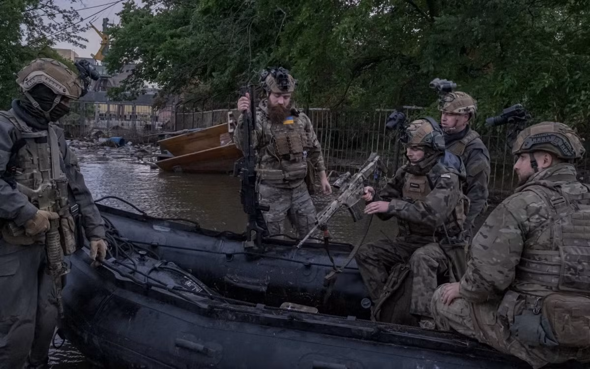 Để tăng số lượng binh sĩ ở tiền tuyến, Tướng Syrsky, Tổng tư lệnh Quân đội Ukraine đang điều quân từ khắp đất nước ra tiền tuyến, vì một số lữ đoàn ở tiền tuyến đã đã không nhận được bổ sung quân số trong nhiều tháng nay.