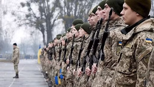 Tờ Washington Post bình luận rằng, do Quân đội Ukraine thiếu quân số trầm trọng và đang rút lui đều đặn, nên họ đã không thể cung cấp cho binh lính được huấn luyện cơ bản đầy đủ. Vấn đề này nêu bật tình hình nghiêm trọng, mà Kiev phải đối mặt hơn hai năm sau cuộc xung đột với Nga.