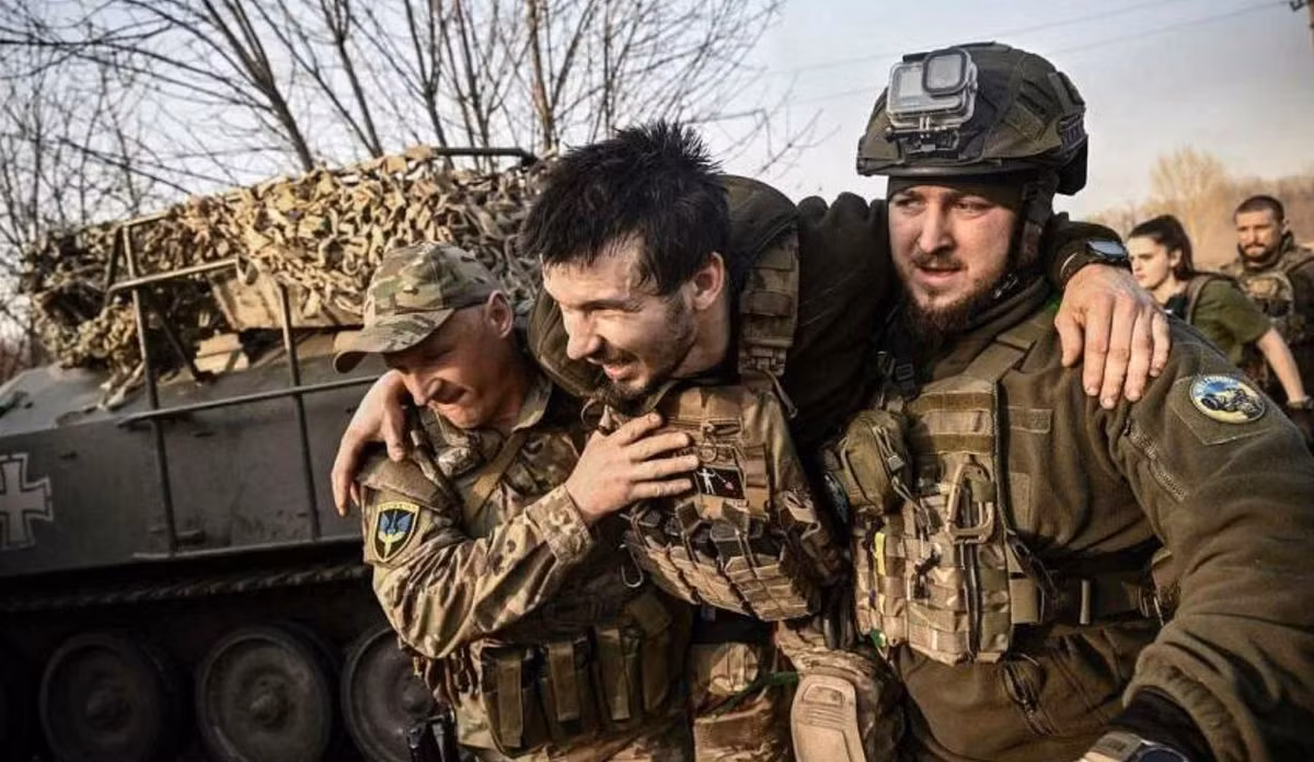 Tờ Washington Post chỉ ra rằng, do không được huấn luyện đầy đủ, những người lính Ukraine cần phải học các kỹ năng chiến đấu cơ bản tại chỗ sau khi đến chiến trường, chẳng hạn như cách bắn súng và ném lựu đạn. Các chỉ huy Ukraine phàn nàn rằng, một khi quân Nga đột phá được vị trí, số phận của những tân binh này chỉ có thể là “cái chết”.