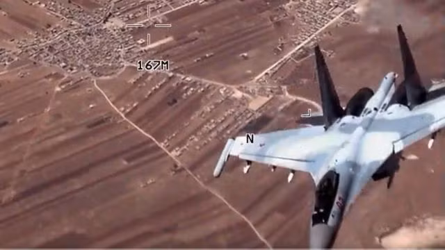 Lieu Su-35 cua Nga co som gap F-16 tren bau troi Ukraine?-Hinh-4