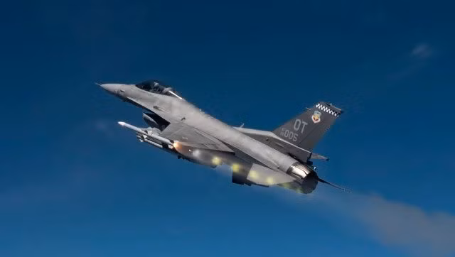 Lieu Su-35 cua Nga co som gap F-16 tren bau troi Ukraine?-Hinh-5