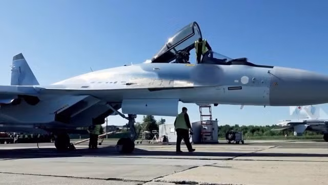 Lieu Su-35 cua Nga co som gap F-16 tren bau troi Ukraine?-Hinh-2