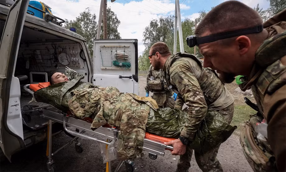 Ngoài ra cũng có thông tin về việc Tổng thống Ukraine Zelensky đã bị cấp dưới “ru ngủ” bằng những “báo cáo ma”, khi cho rằng khu vực Kharkov là “bất khả xâm phạm”. Tuy nhiên khi quân Nga tiến vào, thậm chí khu vực biên giới còn không có quả mìn nào; còn tỷ lệ thương vong giữa quân Ukraine và quân Nga ở mặt trận Kharkov hiện nay là 8:1.