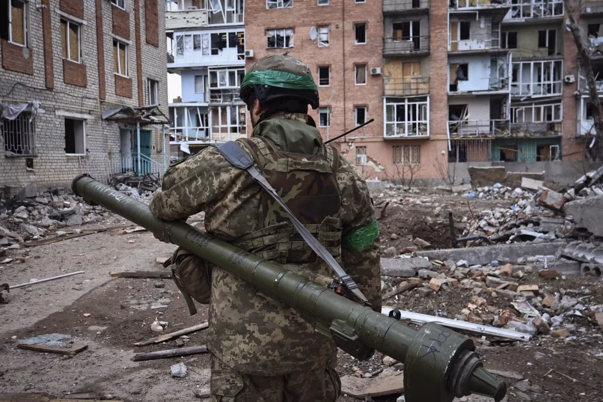 Theo một số phân tích cho rằng, có thể lãnh đạo Ukraine tính toán sẽ thu hút và cầm chân được quân Nga ở Bakhmut, giống như Mariupol trước kia, để có cơ hội đánh úp quân Nga từ các hướng khác. Nhưng chính Nga mới là bên “tương kế, tựu kế”, khi biến Bakhmut thành một chiếc “cối xay thịt” với quân Ukraine.(Hình minh họa: Pravda)